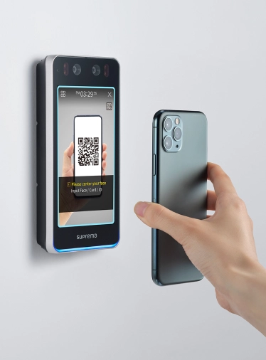 Scanning dynamic QR code from smartphone to access door via Suprema BioStar Air BioStation 3 reader
